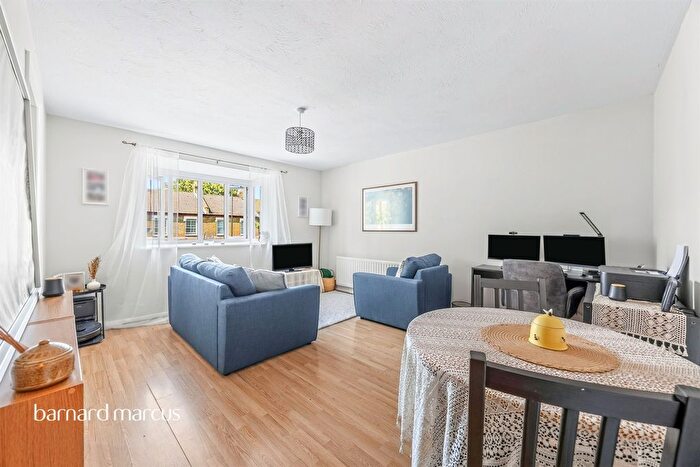 1 Bedroom Flat For Sale In Burnham Gardens, Croydon, CR0