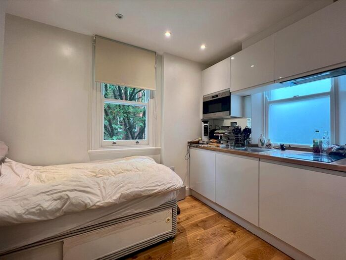Studio To Rent In Nevern Square, London, SW5