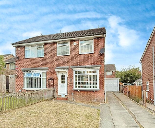 2 Bedroom Property For Sale In Fieldway Avenue, Leeds, LS13