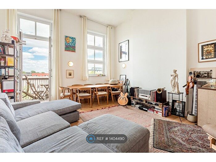 2 Bedroom Flat To Rent In The Old School, London, N1