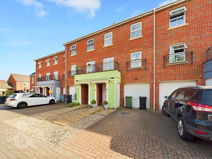 3 Bedroom Town House For Sale In Chaffinch Mews, Harleston, IP20