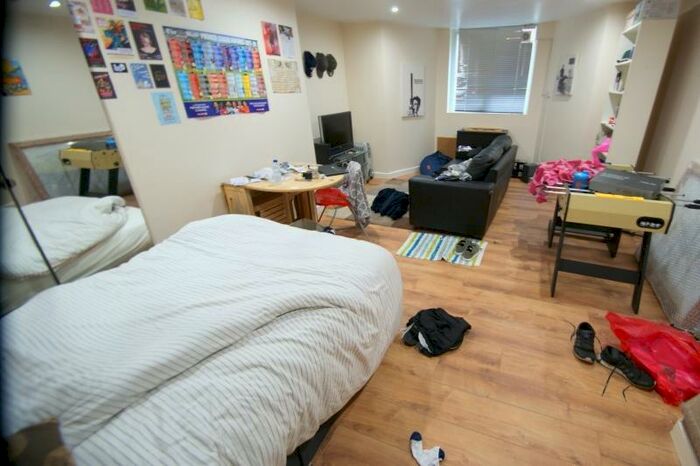 4 Bedroom Flat To Rent In North Grange Mount, Hyde Park, Leeds, LS6