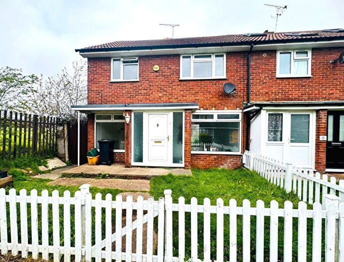 3 Bedroom End Terrace House To Rent In Clayburn Side, Basildon, SS14