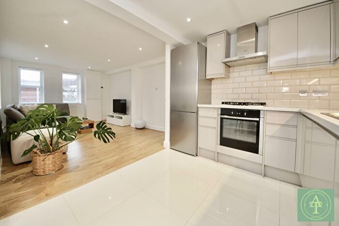 2 Bedroom Flat For Sale In Park Road, Southgate, London, N14