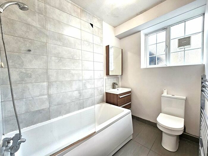 3 Bedroom Flat To Rent In Sheldon Avenue, London, N2