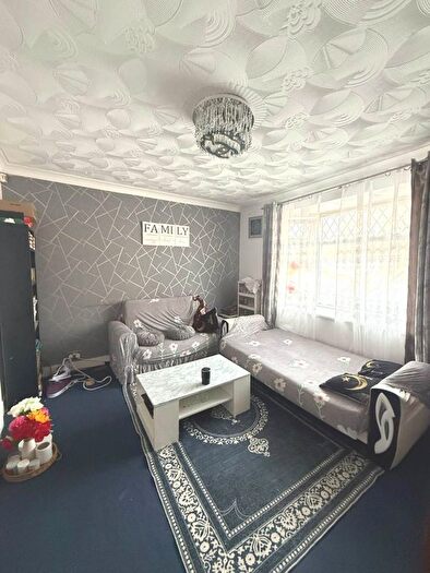 5 Bedroom Semi-Detached House For Sale In Bedford Avenue, Hayes, UB4