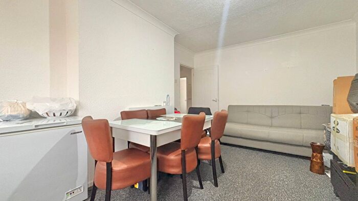 2 Bedroom Flat To Rent In Beaumont Square, London, E1