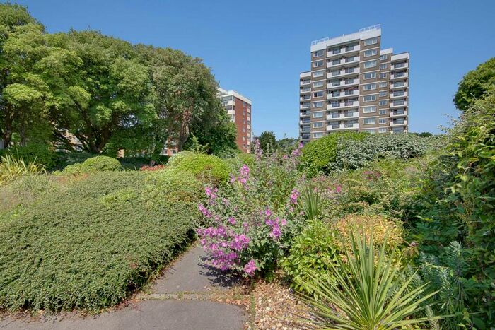 2 Bedroom Flat To Rent In Solent Pines Manor Road, Bournemouth., BH1
