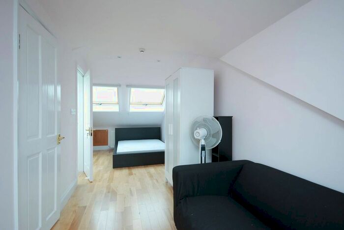 2 Bedroom Maisonette To Rent In Burlington Road, Chiswick, London, W4