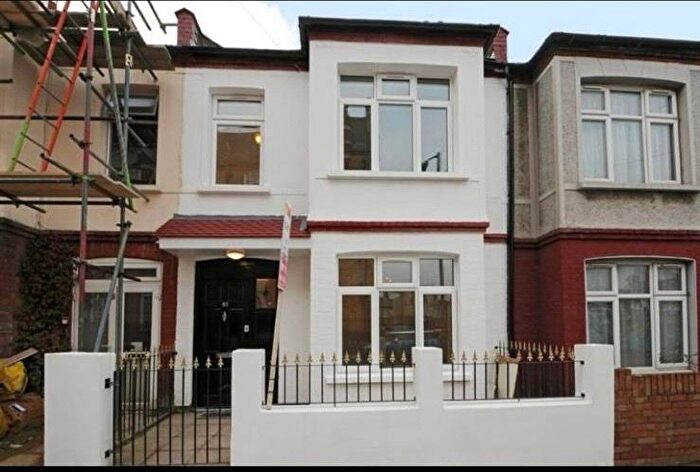 5 Bedroom Semi-Detached House To Rent In Gatton Road, London, SW17