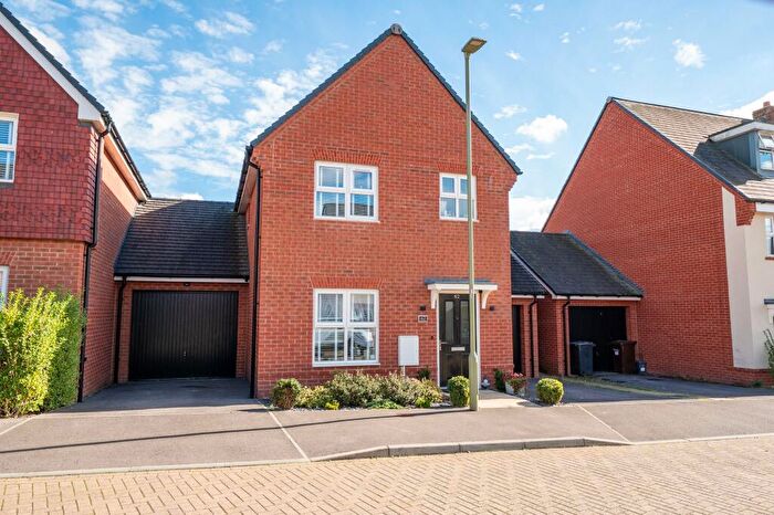 3 Bedroom Detached House For Sale In Hawthorn Avenue, Andover, SP11