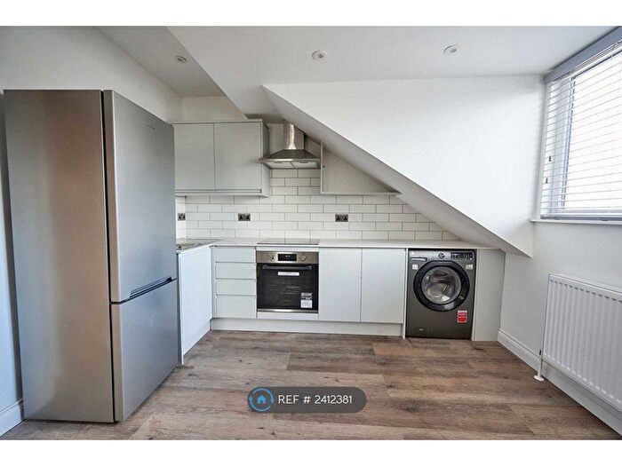 2 Bedroom Flat To Rent In Broomfield Crescent, Leeds, LS6