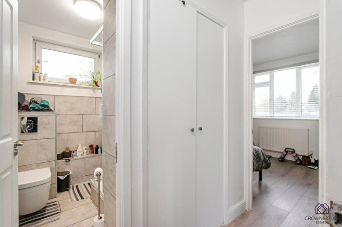 2 Bedroom Flat For Sale In Days Mead, Hatfield, Hertfordshire, AL10