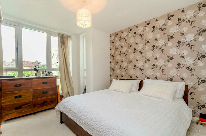 2 Bedroom Flat To Rent In Endlesham Road, Balham, London, SW12