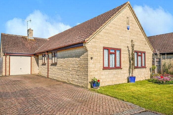 3 Bedroom Bungalow To Rent In Shalford Close, Cirencester, GL7