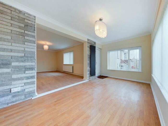 2 Bedroom Flat To Rent In Carnglas Road, Tycoch, Swansea, SA2