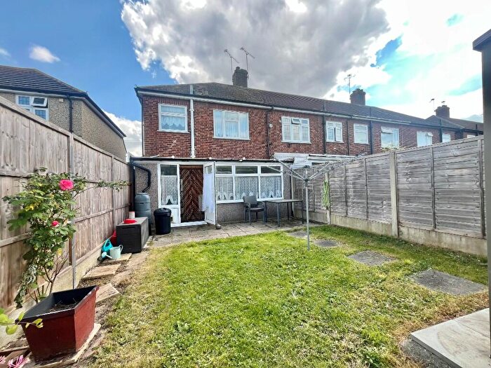 3 Bedroom End Of Terrace House For Sale In Wolseley Road, Romford, RM7