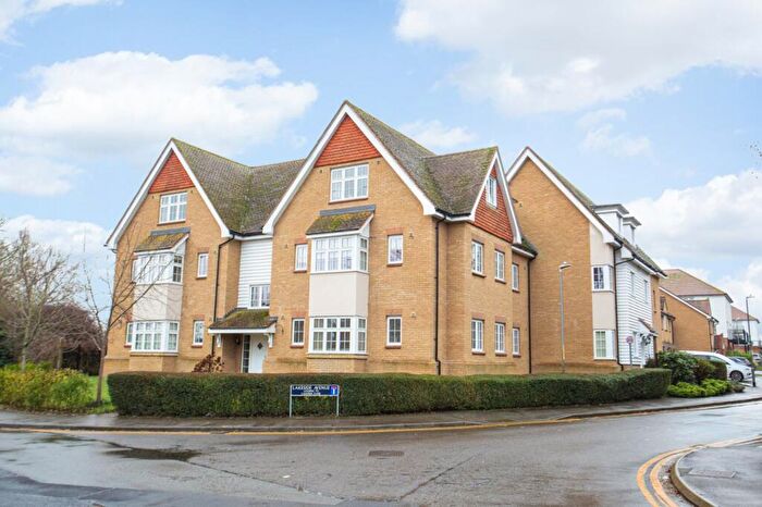 2 Bedroom Flat For Sale In Lakeside Avenue, Faversham, Kent, ME13