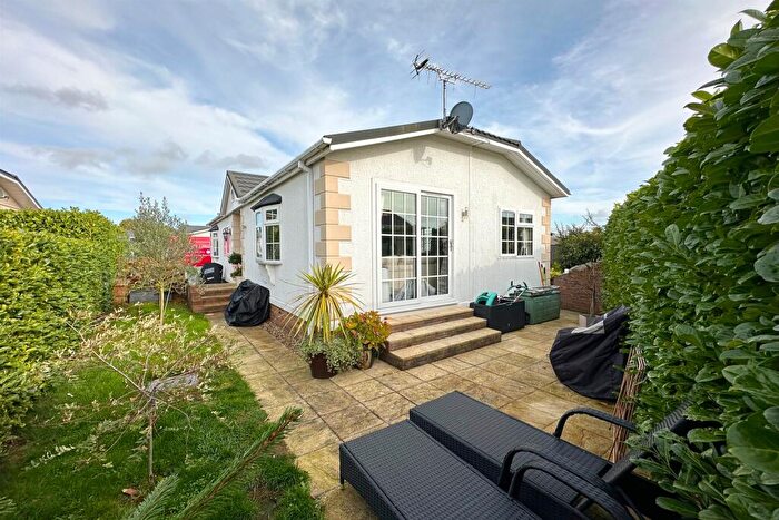 2 Bedroom Park Home For Sale In Half Moon Lane, Pepperstock, Luton, LU1