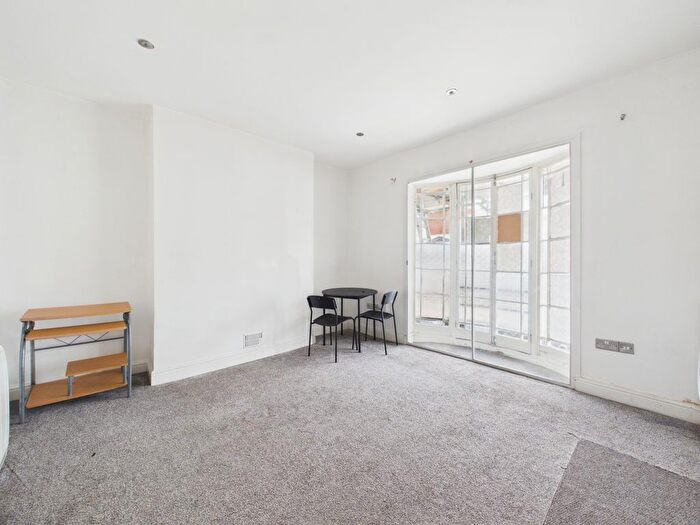 3 Bedroom Flat To Rent In Little Preston Street, BN1