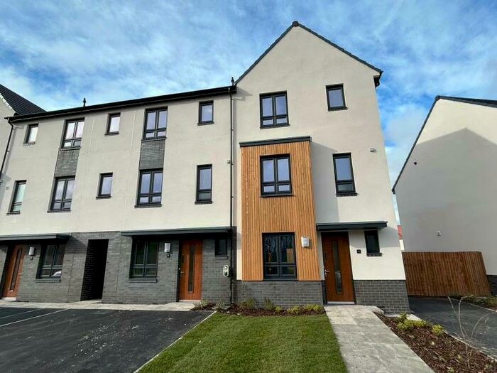 4 Bedroom Town House To Rent In Bramham Gardens, Leeds, LS15