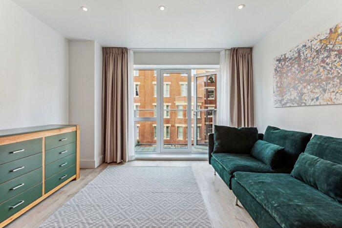 2 Bedroom Flat To Rent In Drapers Court, Lurline Gardens, SW11
