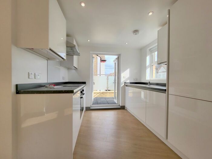 2 Bedroom Flat To Rent In Garratt Lane, Wandsworth, SW18