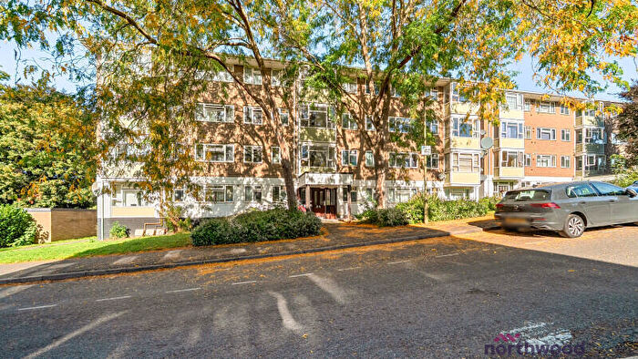 3 Bedroom Flat For Sale In Southfield Park, Cowley, Oxford, OX4