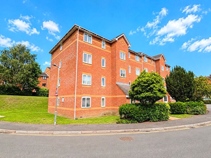 2 Bedroom Flat For Sale In Ascot Court, Aldershot, Hampshire, GU11