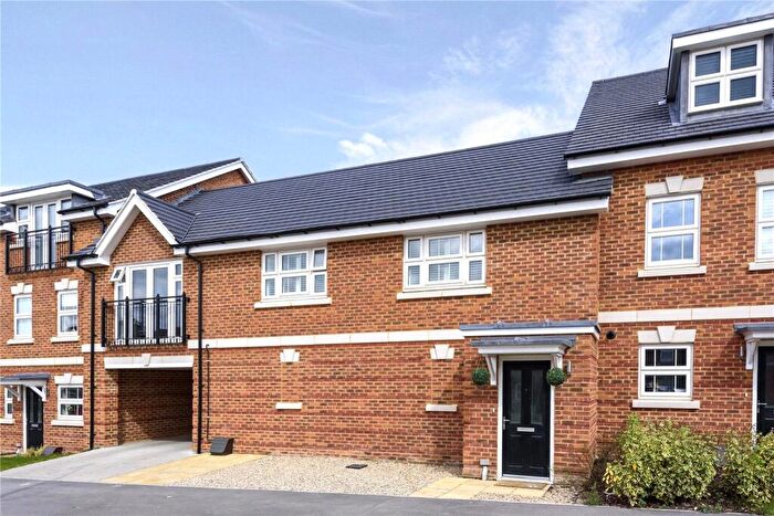 2 Bedroom Maisonette To Rent In Oak Avenue, Wokingham, Berkshire, RG40