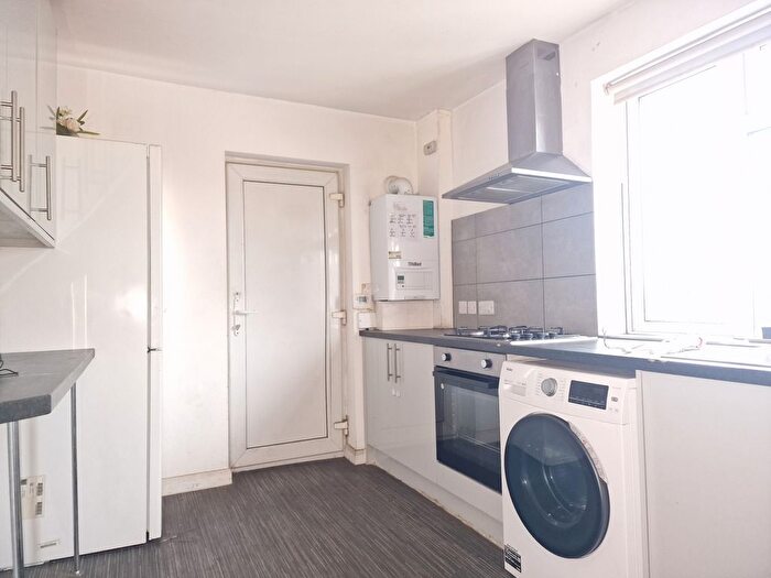 4 Bedroom Flat To Rent In High Road, Harrow, Middlesex, HA3