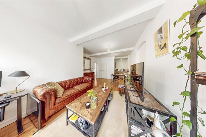 2 Bedroom Apartment To Rent In Workhouse Apartments, Feather Mews, Whitechapel, E1