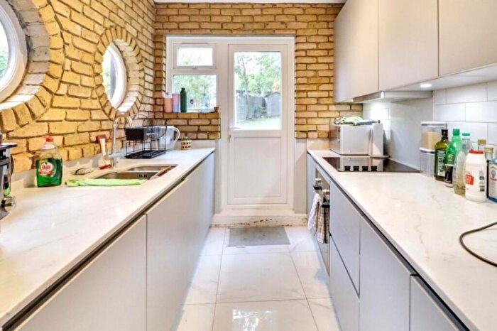 4 Bedroom Terraced House To Rent In Hutton Grove, London, N12