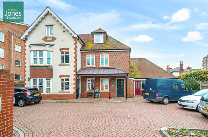 2 Bedroom Flat To Rent In Shelley Road, Worthing, West Sussex, BN11