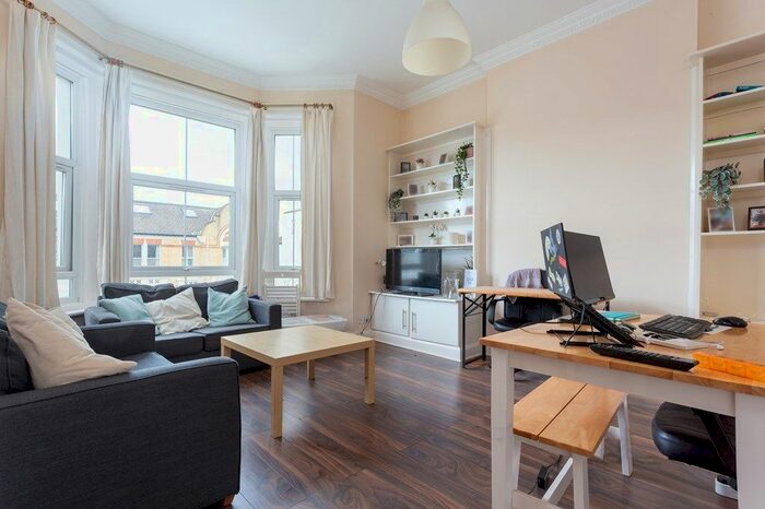 3 Bedroom Flat To Rent In Ouseley Road, London, SW12