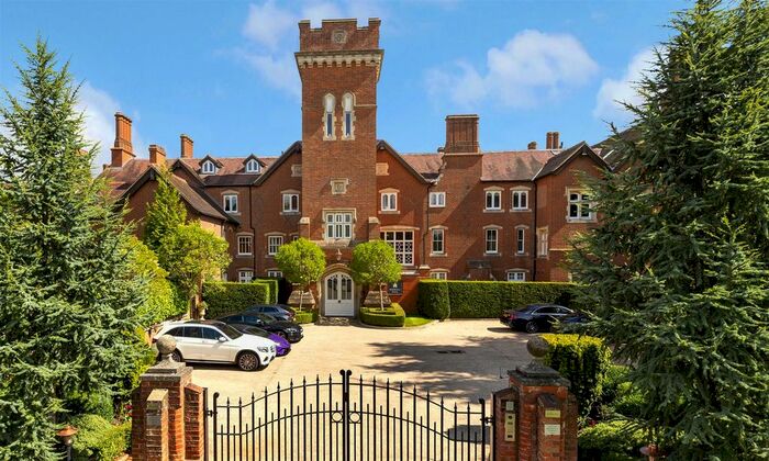 3 Bedroom Flat For Sale In Bedwell Hall, Cucumber Lane, Essendon, AL9
