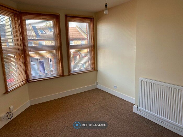 2 Bedroom Flat To Rent In Fredericks Place, London, N12