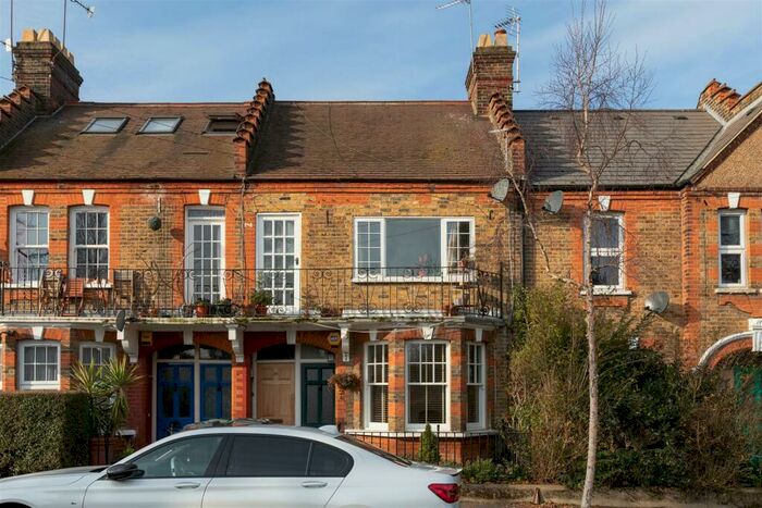 2 Bedroom Apartment To Rent In Winns Terrace, Walthamstow, E17