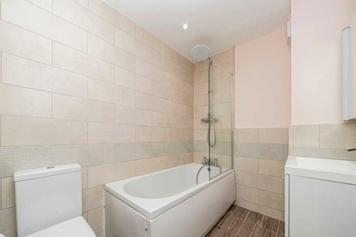 1 Bedroom Flat To Rent In Heyford Avenue, London, SW8