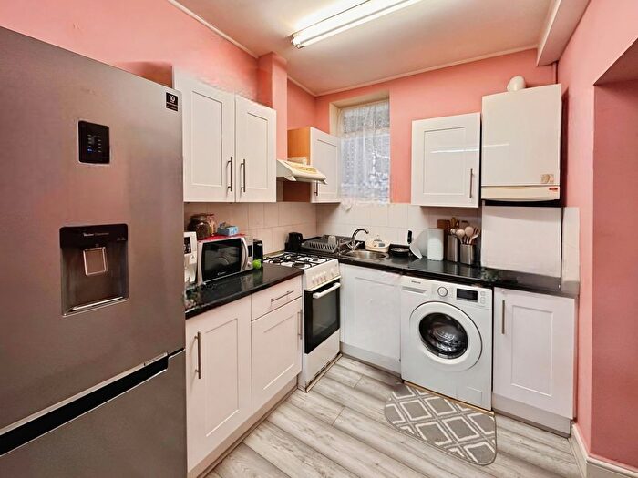 2 Bedroom Flat To Rent In High Road, Leyton, E10