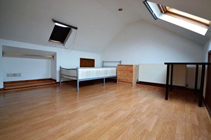 5 Bedroom Flat To Rent In Downhills Way, London, N17