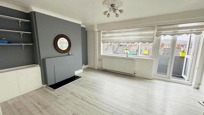 3 Bedroom Flat To Rent In Warwick Gardens, Harringey, N4