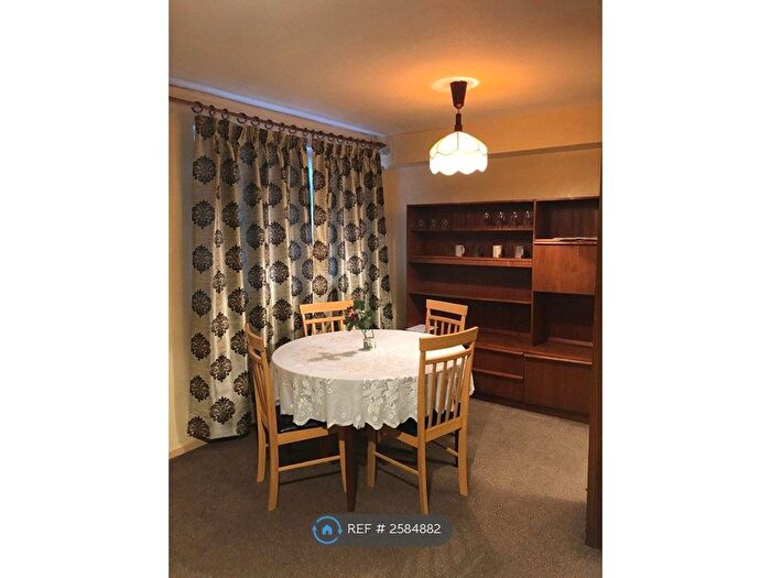 3 Bedroom Flat To Rent In Maresfield, Croydon, CR0