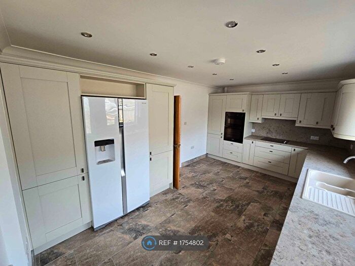 3 Bedroom Bungalow To Rent In Valley Drive, Hull, HU10