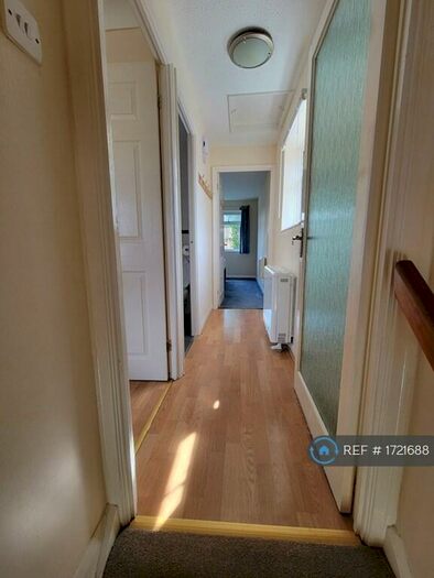 1 Bedroom Flat To Rent In Turnberry Avenue, Leeds, LS17