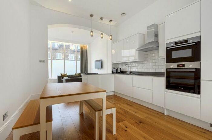 3 Bedroom Flat To Rent In Moore Park Road, London, SW6