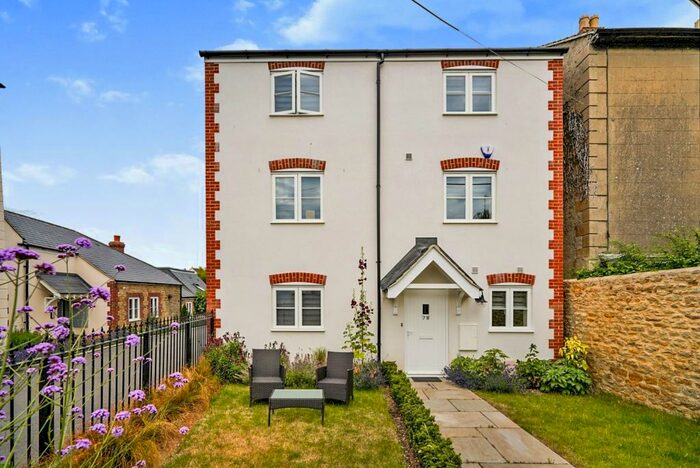 4 Bedroom Town House To Rent In Bromsgrove, Faringdon, SN7