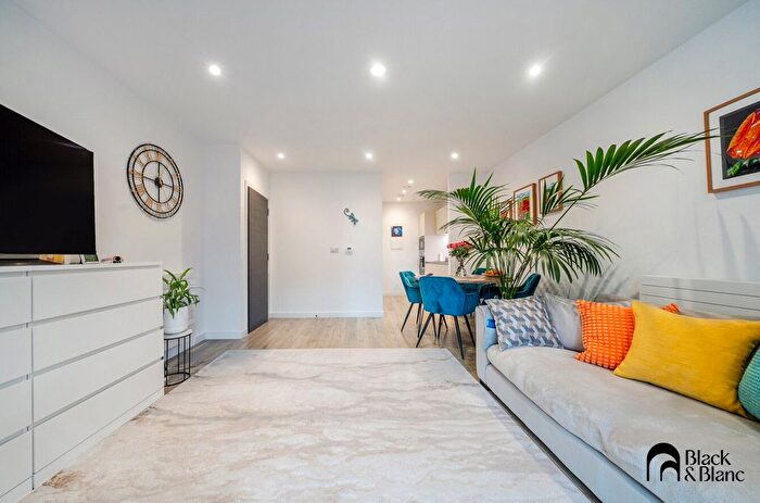 1 Bedroom Flat For Sale In Station Approach, Lower Sydenham, Bromley, London, SE26