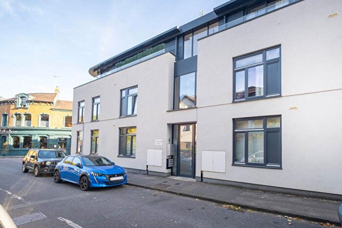 1 Bedroom Flat To Rent In Bridge End Close Kingston Upon Thames, KT2