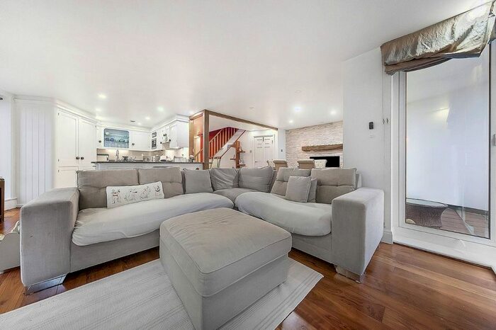 3 Bedroom Flat To Rent In Holland Gardens, Brentford, Middlesex, TW8